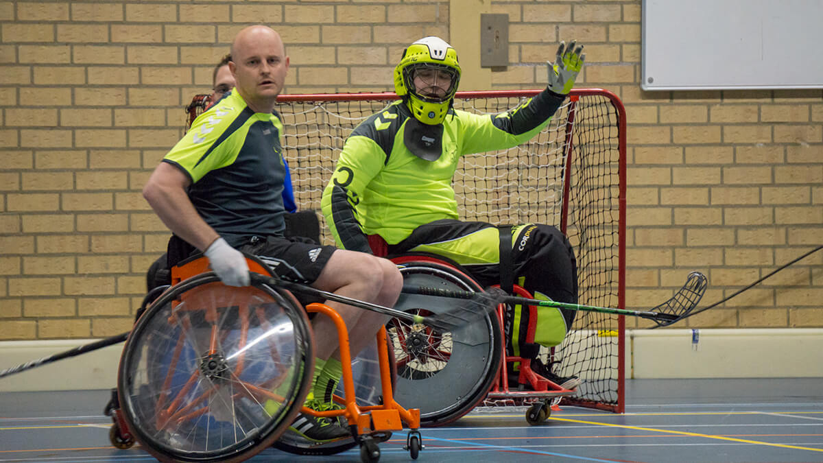 Keeper met beschermende kleding bij Hoofdklasse wedstrijd