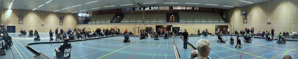 Panorama foto tijdens competitiedag in Zwolle. Op 3 hockeyvelden worden wedstrijden gespeeld.f