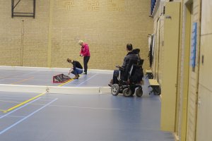 Johannes zie toe hoe vrijwilligers velden aan het leggen zijn.