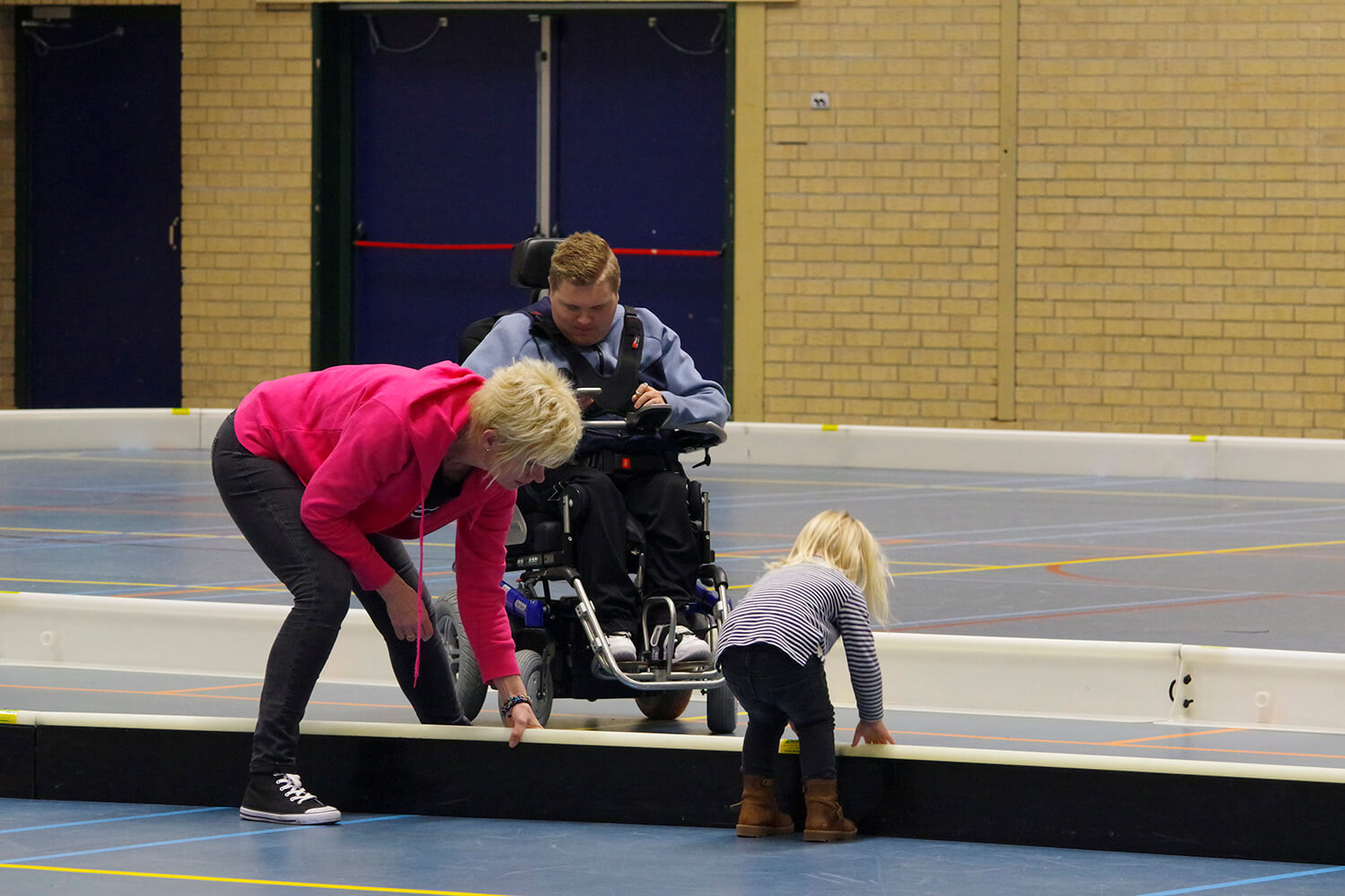 Vrijwilligers leggen hockeyboarding