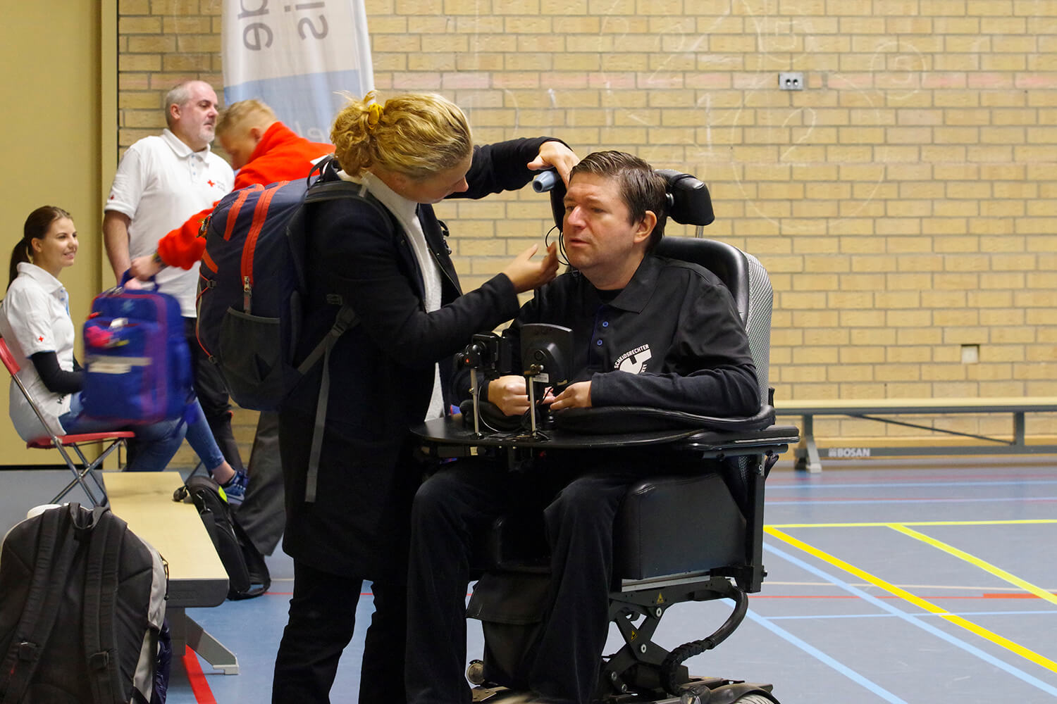 De scheidsrechtersfluit van René wordt geïnstalleerd.