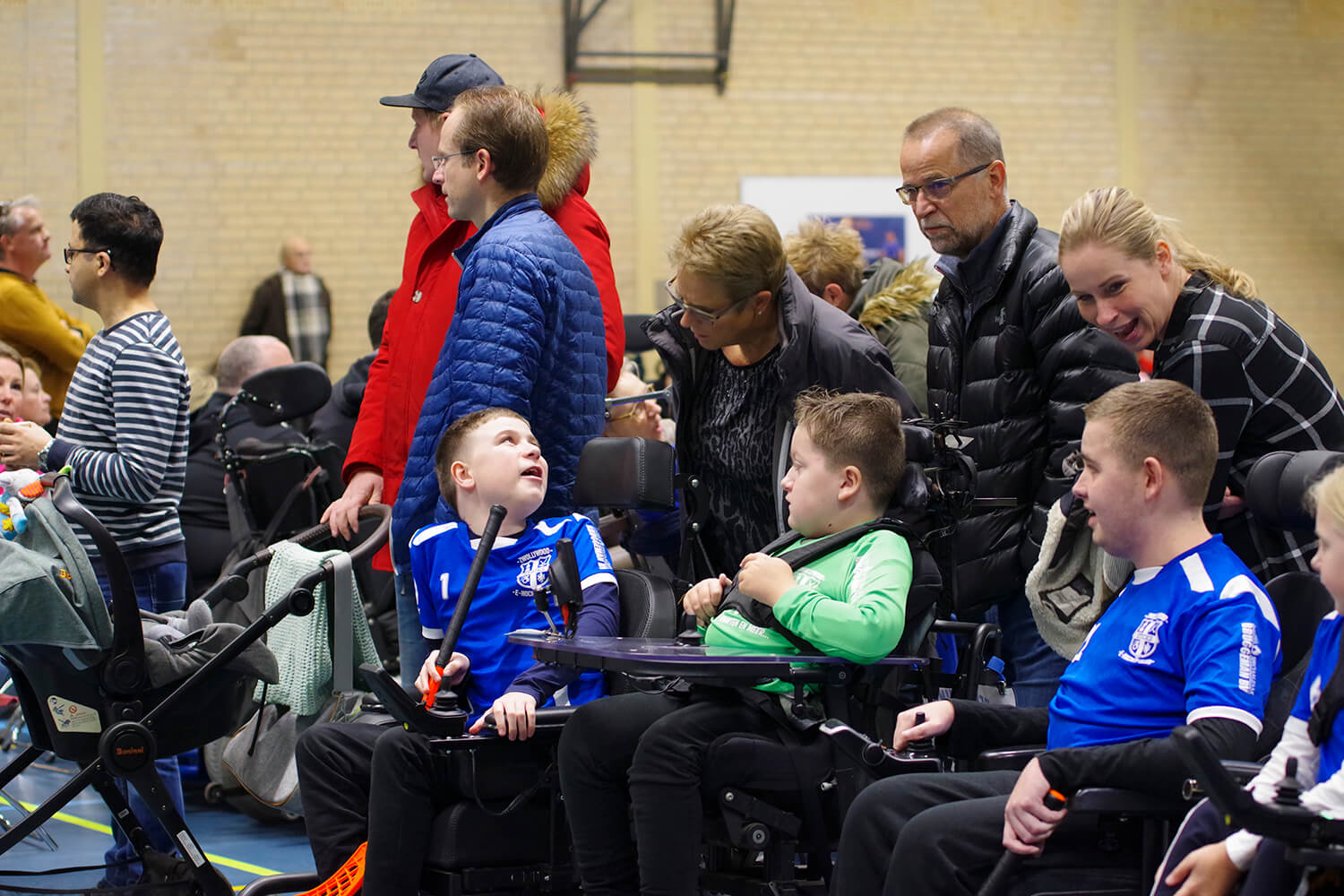 Wissels van Zwollywood amuseren zich langs het veld.