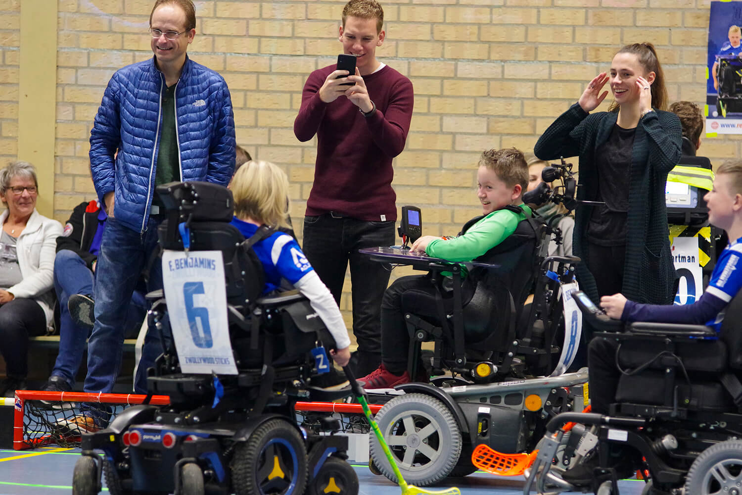 Broer Tigo lacht z'n zusje toe die zojuist heeft gescoord