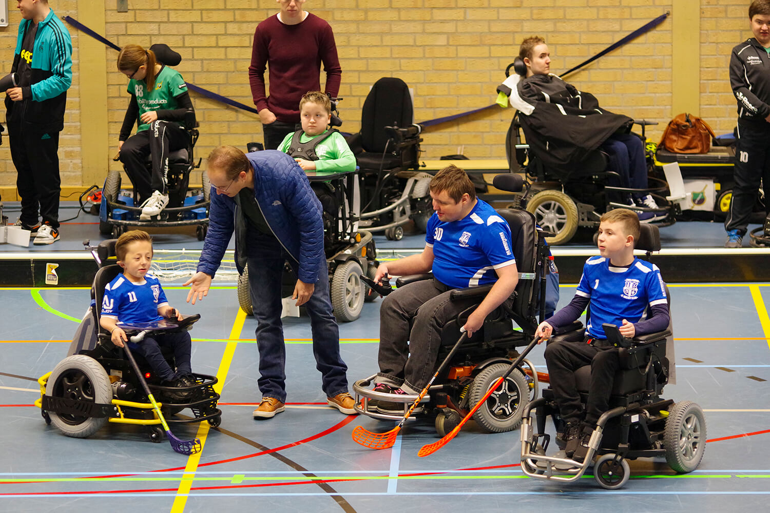 Coach bespreekt laatste tactiek voor tweede helft. Stijn, Nico en Iker luisteren.