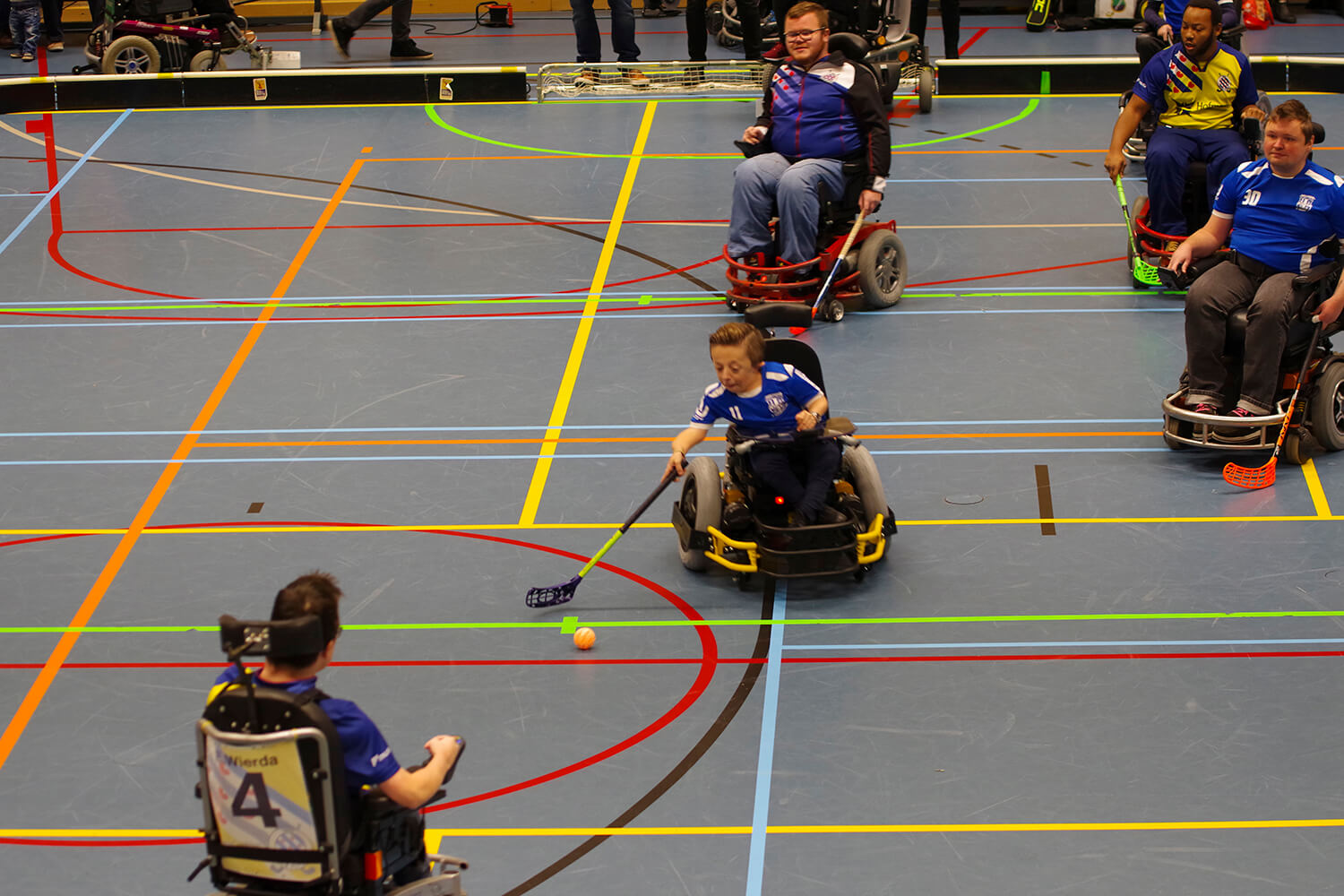 Stijn schiet over het veld met bal aan stick
