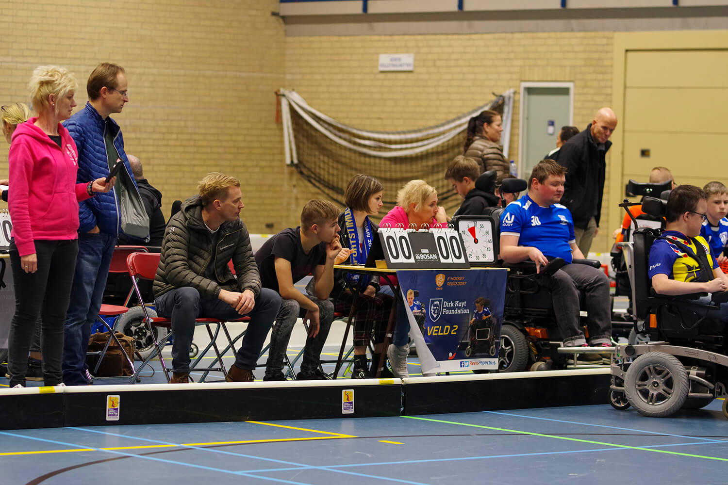 Trainer Donald aandachtig toeschouwer bij 3 wedstrijd Zwollywood Sticks. Stand is nog 0-0