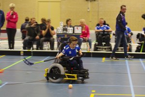 Speedy gonzales Stijn schiet de bal op doel