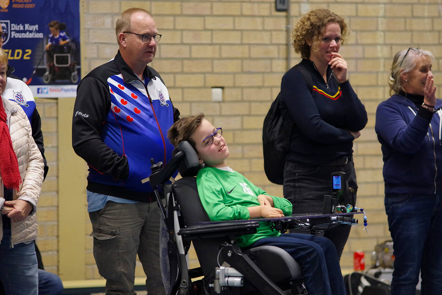 Keeper Wout aanschouwd het spel, vanuit zijn doel