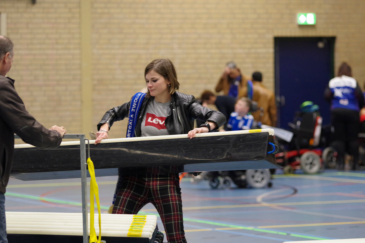Daniek helpt mee de hockeyboardingen weer op te ruimen.